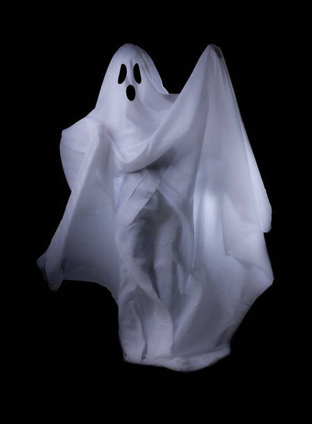 Cadılar Bayramı konsepti için siyah arka planda büyük gözlü korkunç beyaz hayalet. - Fotoğraf, Görsel