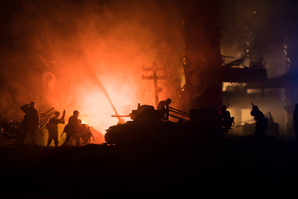 Концепция войны. Военные силуэты боевой сцены на фоне тумана на фоне неба войны, силуэт солдат мировой войны под облачным горизонтом ночью. Битва в разрушенном городе. Селективный фокус - Фото, изображение