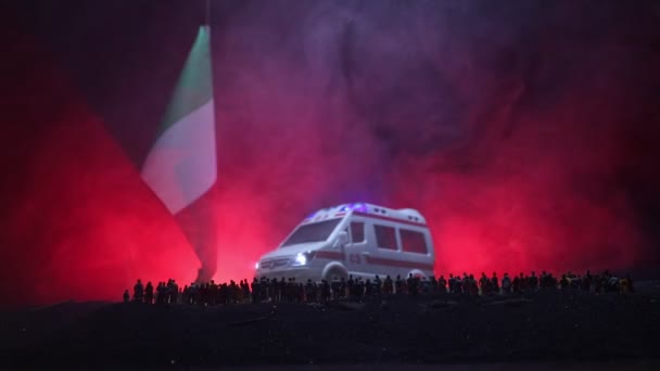 Nahaufnahmen italienischer Flaggen und Miniaturfiguren auf dunklem Hintergrund, Covid-19-Konzeptmaterial - Filmmaterial, Video