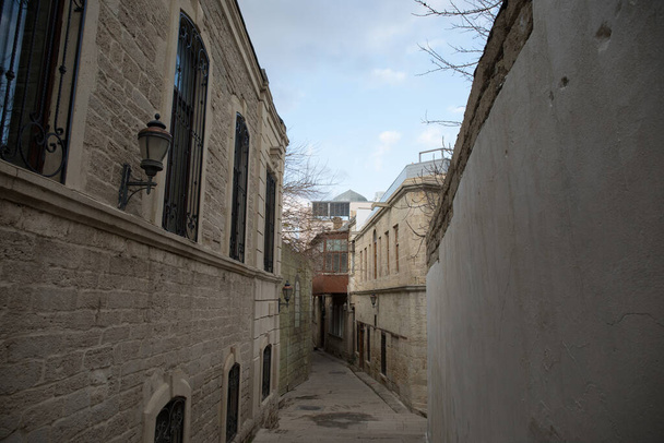 Calle vacía en la ciudad vieja de Bakú, Azerbaiyán. Ciudad vieja Bakú. Edificios de la ciudad interior. Principios de primavera
 - Foto, imagen