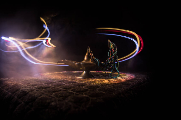 Antique Aladdin arabian nuits lampe à huile de style génie avec fumée blanche douce lumière, fond foncé. Concept Lampe de voeux - Photo, image