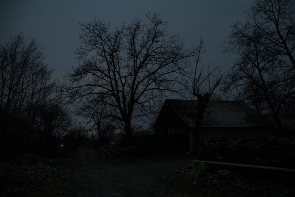 Lua cheia sobre aldeia tranquila à noite. Bela paisagem noturna da aldeia montesa sob o luar. Natureza do Azerbaijão. Longa exposição tiro - Foto, Imagem