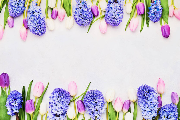 Barevné tulipány a hyainty hraničí na světlém pozadí. Den matek, Valentýn, narozeninová oslava. Horní pohled, kopírovací prostor pro text. - Fotografie, Obrázek
