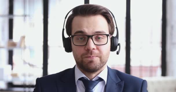 Barátságos telemarketer üzemeltető visel headset beszél webkamera - Felvétel, videó