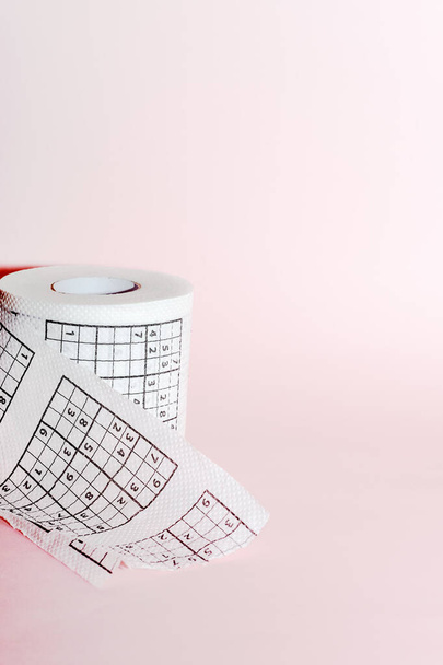 Toilettenpapier mit Sudoku Coronavirus Lockdown - Foto, Bild