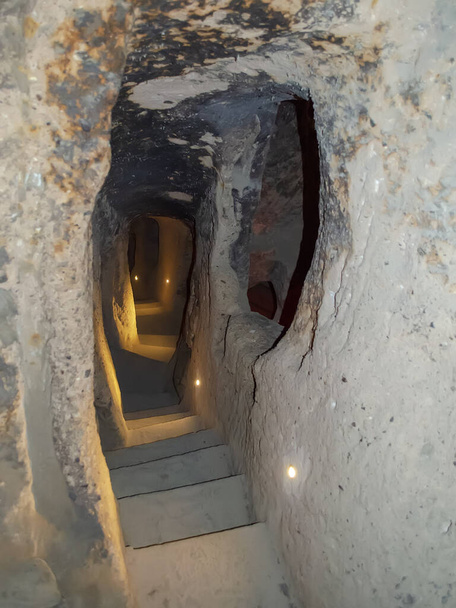 デリヌイ地下都市は、トルコのカッパドキアにある古代のマルチレベルの洞窟都市です。. - 写真・画像