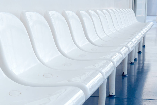 Krankenhäuser bereiten sich auf das Coronavirus COVID-19 vor. Leere weiße Sitze auf öffentlichen Plätzen. Quarantäne-Konzept. Ziehen Sie die Grenzen auf der ganzen Welt enger. nCov breitet sich global aus. Gesundheitswesen und Medizin. SARS-ähnliche Krankheit - Foto, Bild