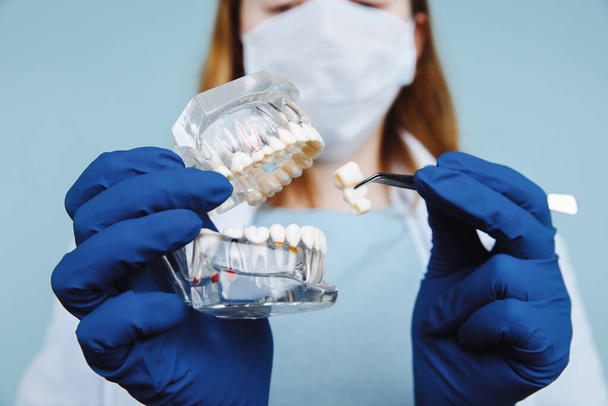 Zahnarzttermin, zahnmedizinische Instrumente und zahnhygienische Checkup-Konzept mit Zähnen Modell Prothesen und stomatologische Instrumente auf dunkelgrau. Regelmäßige Vorsorgeuntersuchungen sind für die Mundgesundheit unerlässlich - Foto, Bild