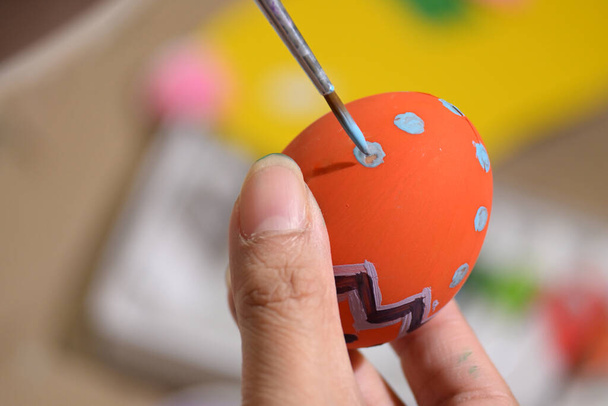 persone pittura uovo di Pasqua disegno modello personalizzato con acquerello
 - Foto, immagini