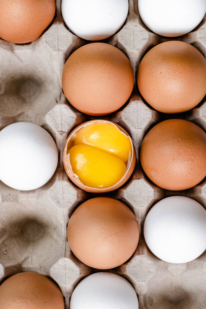 разбитое яйцо на тарелке с другими яйцами
 - Фото, изображение