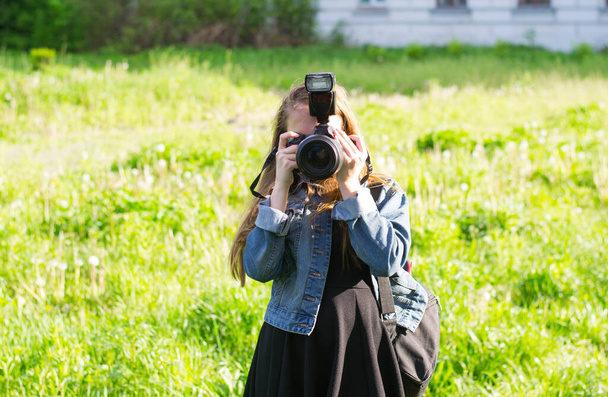 Kadın profesyonel bir fotoğrafçı, DSR kamerası, açık hava ve güneş ışığı, Portre, yakın çekim.. - Fotoğraf, Görsel