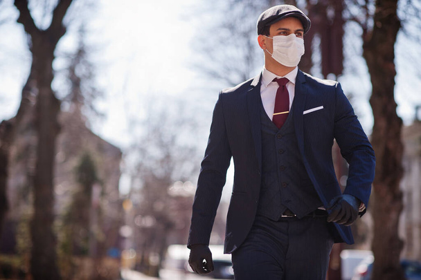 コロナウイルスの隔離の概念。ビジネスマンは医療面マスクでスーツを着ている。MERS-Cov, Novel coronavirus 2019-nCoV - 写真・画像