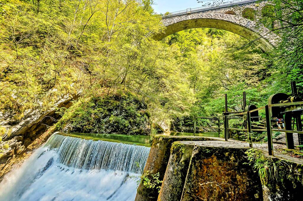 Krásný záběr vodopádu obklopeného zelenými stromy ve Slovinsku Evropa - Fotografie, Obrázek