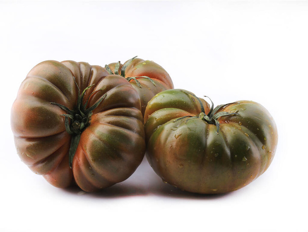 白の背景に隔離された黒王子様品種トマト - 写真・画像