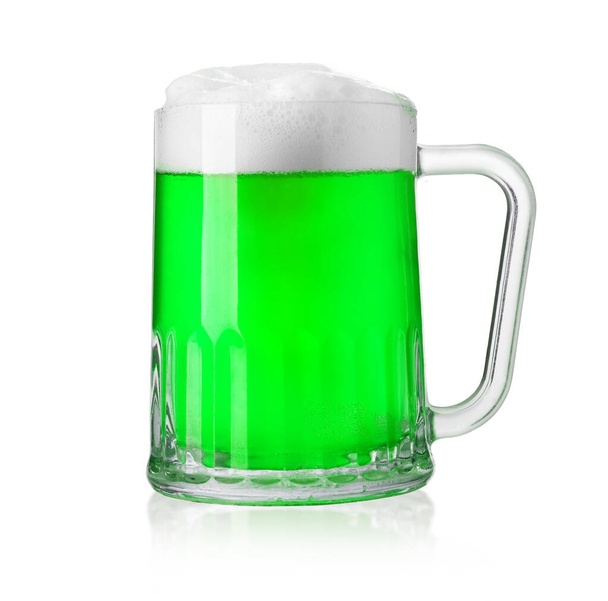 Szklanka świeżego zimnego zielonego piwa na białym tle Piękne tło dnia św. Patryka. - Zdjęcie, obraz