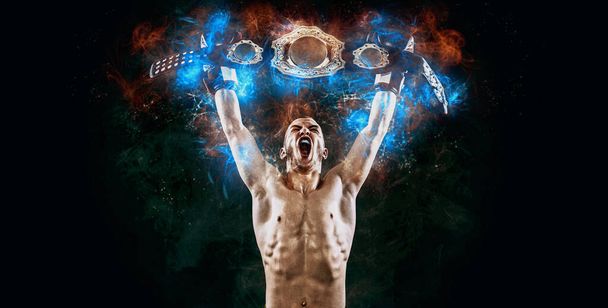 Boxeador con cinturón Campeón celebrando una victoria impecable aislado sobre fondo negro con copia Space
.. - Foto, imagen