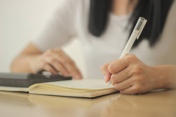 Děvče, které si píše na notes bílým perem - Fotografie, Obrázek