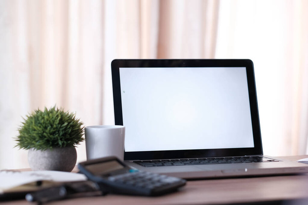 ноутбук с белым экраном на столе офиса
  - Фото, изображение