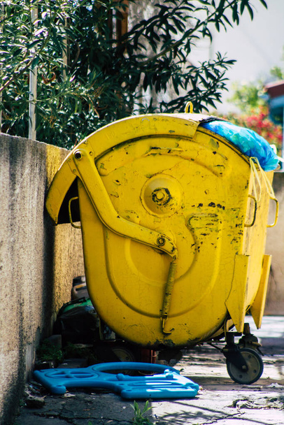 Limassol Chipre 18 de março de 2020 Fecho de um contentor de lixo nas ruas de Limassol à tarde
 - Foto, Imagem