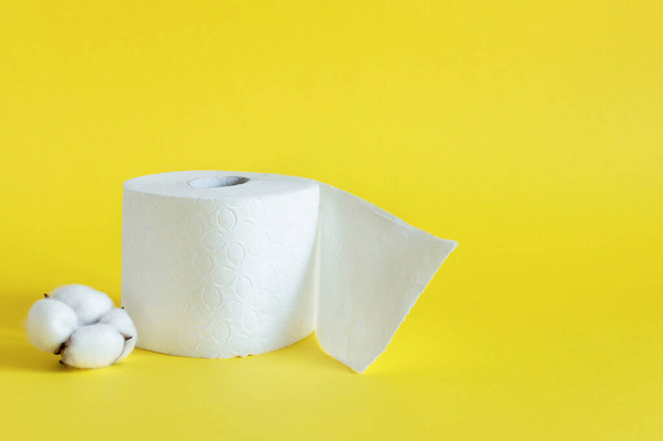 Rouleaux de papier toilette sur fond de couleur jaune. Papier toilette en coton doux
. - Photo, image