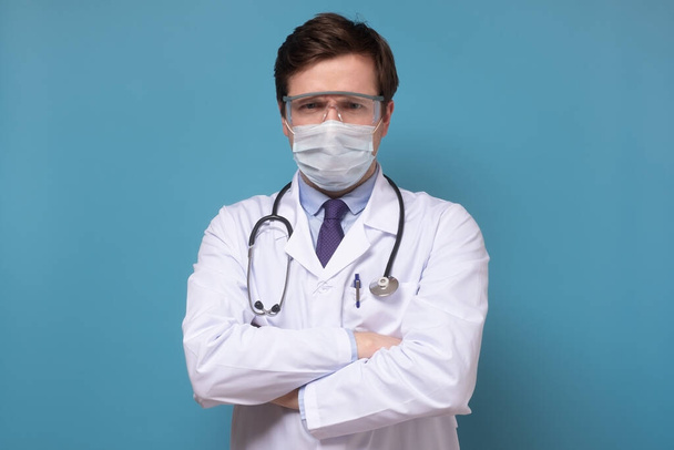Lékař nebo lékař pózující s obličejovou maskou - Fotografie, Obrázek