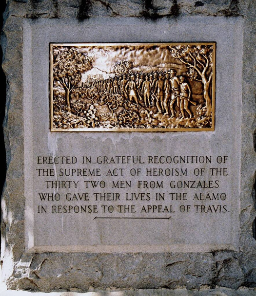SAN ANTONIO, UNITED STATES - Sep 29, 2006: Plaque honoring 32 men from Gonzales who died at the Alamo. - Foto, Imagen