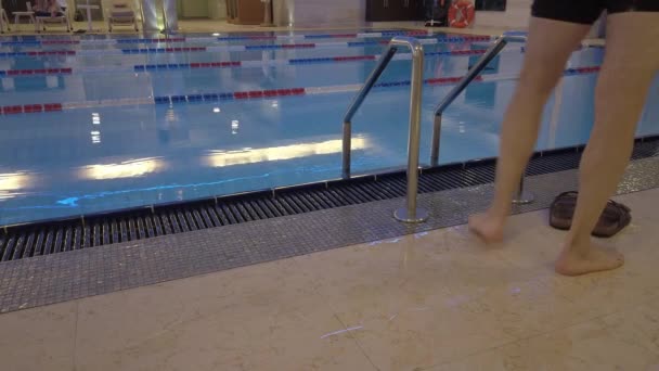 Hombre desciende las escaleras a la piscina
 - Metraje, vídeo
