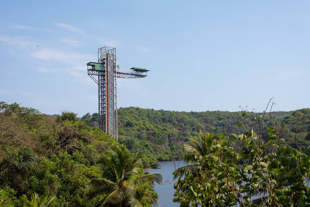 Larga exposición Imagen del paisaje del lago Mayem en Goa con la estructura de salto bungee en exhibición, Alturas de salto vista del paisaje de salto bungee en Goa, Venta de barcos en Goa
 - Foto, imagen