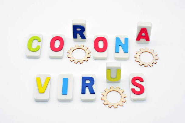 Le mot coronavirus fait avec des dominos et des lettres en bois, certains élevés et d'autres couchés
 - Photo, image