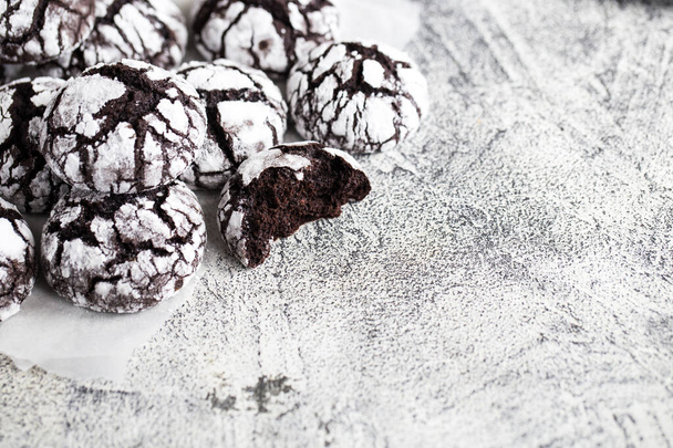 chocolate cookies. homemade chocolate crinkles cookies powdered sugar. - Фото, зображення