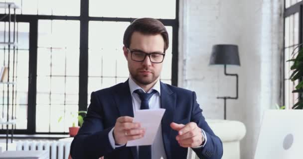 Happy overjoyed businessman opening envelope reading great news in letter - Imágenes, Vídeo