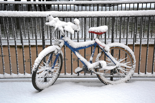 Bicicleta coberta de neve
 - Foto, Imagem