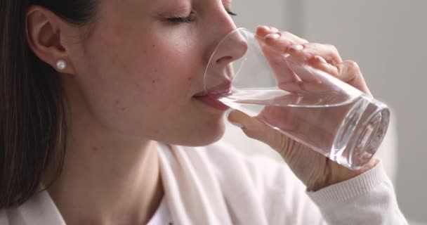 Krásná dáma pití chutné sladké vody, zblízka pohled - Záběry, video