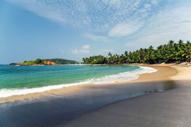 Día del Agua playa tropical costa de arena negra en la ciudad de Mirissa, Sri Lanka
 - Foto, imagen