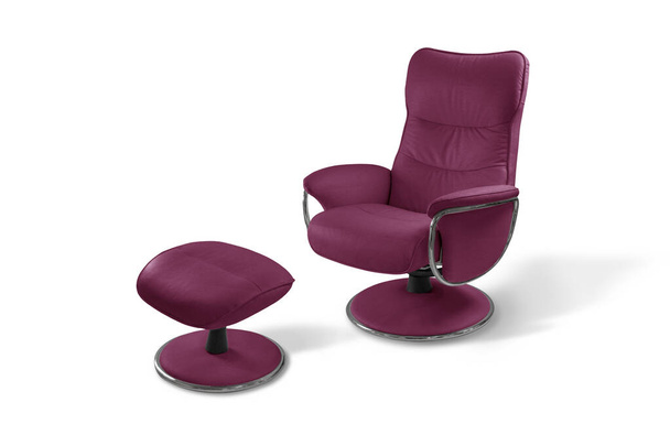 Рожеве розкішне шкіряне крісло з плетеним табуретом ізольовано на білому тлі. Серія меблів
 - Фото, зображення