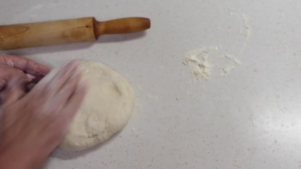 Руки бабусі замішують тісто. 60 років жінці руки замішують тісто. Бабуся формує тісто на столі. Пшенична домашня випічка. Випічка та кулінарія
. - Кадри, відео