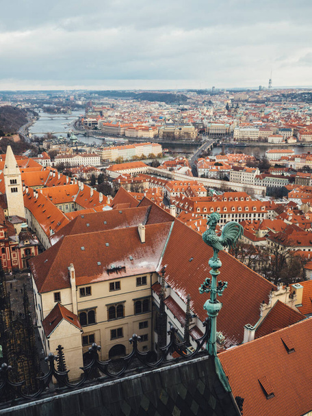Červené střechy starého středověkého města v Praze. Winter - Fotografie, Obrázek