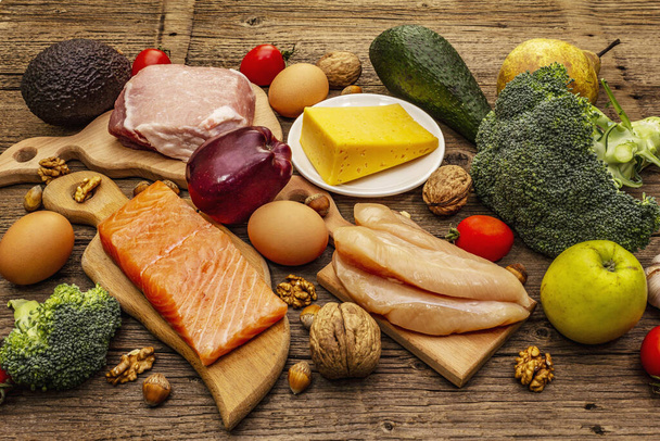 Moda ketojenik diyet ürünleri seti. Paleo, pegan düşük karbonhidrat. Et, balık, peynir, meyve ve sebze. Tahta kaplama arka plan - Fotoğraf, Görsel