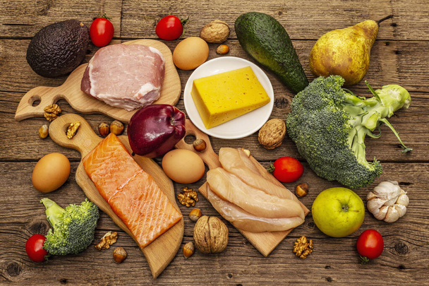 Set di prodotti dietetici chetogeni alla moda. Paleo, pegan basso contenuto di carboidrati nutrizione. Carne, pesce, formaggio, frutta e verdura. Tavole di legno sfondo
 - Foto, immagini