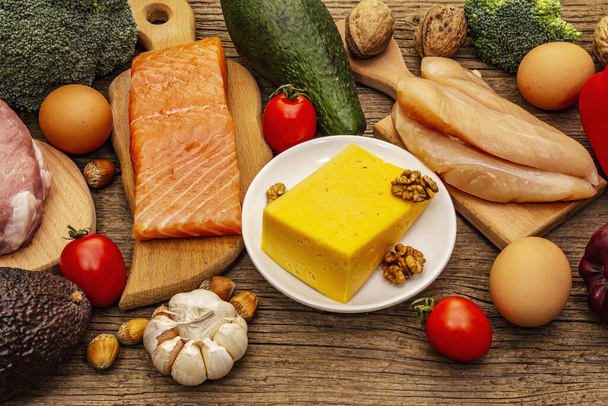 Trendi ketogén étrend termékek készlet. Paleo, pegan alacsony szénhidráttartalmú táplálkozás. Hús, hal, sajt, gyümölcs és zöldség. Fa táblák háttér - Fotó, kép