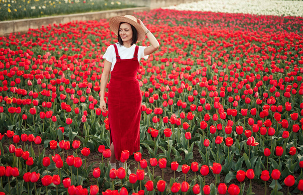 Female farmer in tulip field - Valokuva, kuva
