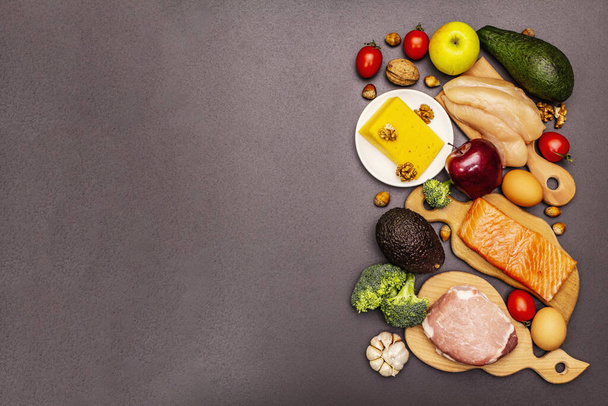 Moda ketojenik diyet ürünleri seti. Paleo, pegan düşük karbonhidrat. Et, balık, peynir, meyve ve sebze. Siyah taş beton arka plan - Fotoğraf, Görsel