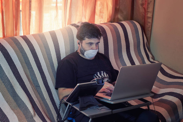 coronavirus tele εργάζονται με μάσκα από το σπίτι για την πρόληψη πανδημίας covid-19 - Φωτογραφία, εικόνα