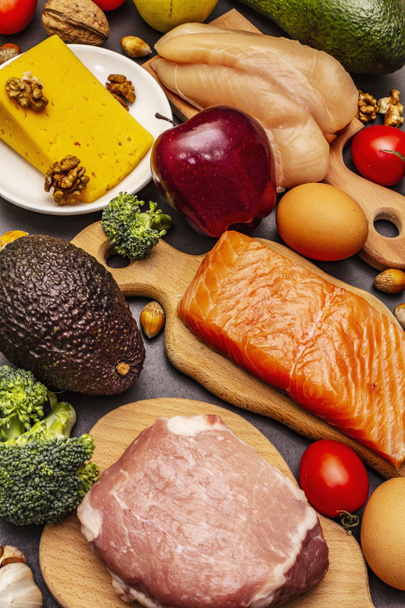 Μοντέρνο ketogenic προϊόντα διατροφής που. Παλαιό, Pegan χαμηλή διατροφή υδατανθράκων. Κρέας, ψάρι, τυρί, φρούτα και λαχανικά. Μαύρο φόντο από μπετόν - Φωτογραφία, εικόνα