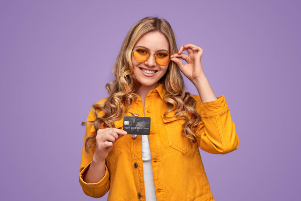 Friendly bank client with credit card - Foto, imagen
