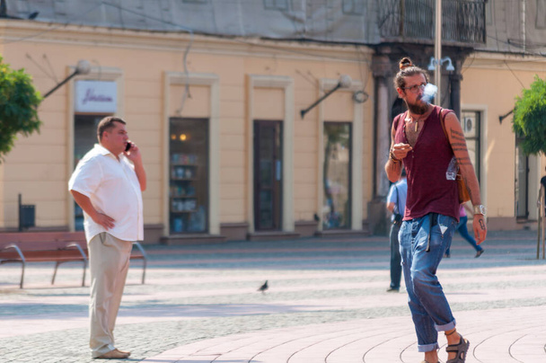 ТИМИСОАРА, Румыния - 15 СЕНТЯБРЯ 2016: Мужчина ходит по улице. Реальные люди
. - Фото, изображение