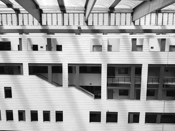 Asti, Włochy - 25 / 02 / 2020: Niesamowity podpis szpitala w Asti. Nowoczesna konstrukcja ze stali, drewna i szkła, która tworzy spokojne środowisko. - Zdjęcie, obraz