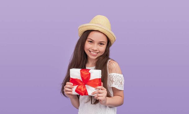 Happy teen girl with gift - Valokuva, kuva