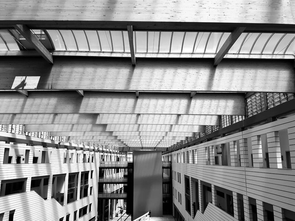 Asti, Italia - 25 / 02 / 2020: Un título increíble del hospital de Asti. Una construcción moderna con acero, madera y vidrio, que crea un ambiente tranquilo
. - Foto, Imagen