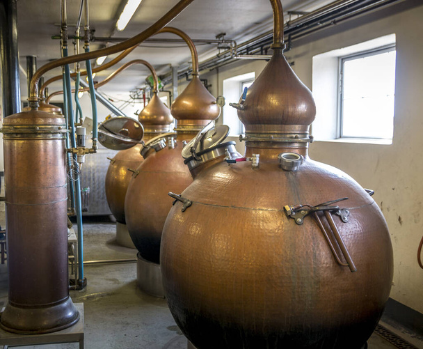 Skjern, Dánsko - 07 Juli 2018: Whiskey Distillery, Making whiskey has become very popular and many small whiskey distillations are popping up - Fotografie, Obrázek